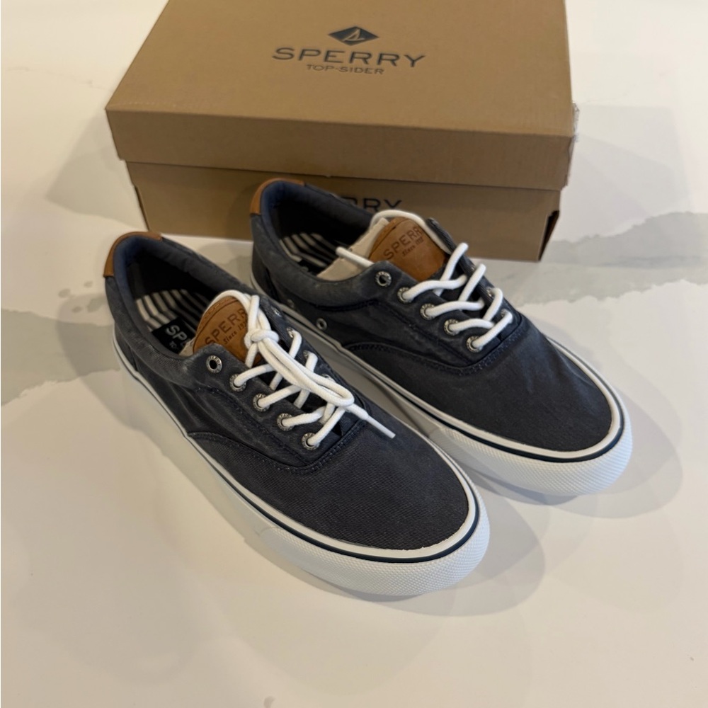 NWT Sperry Canvas sneakers - Size 9